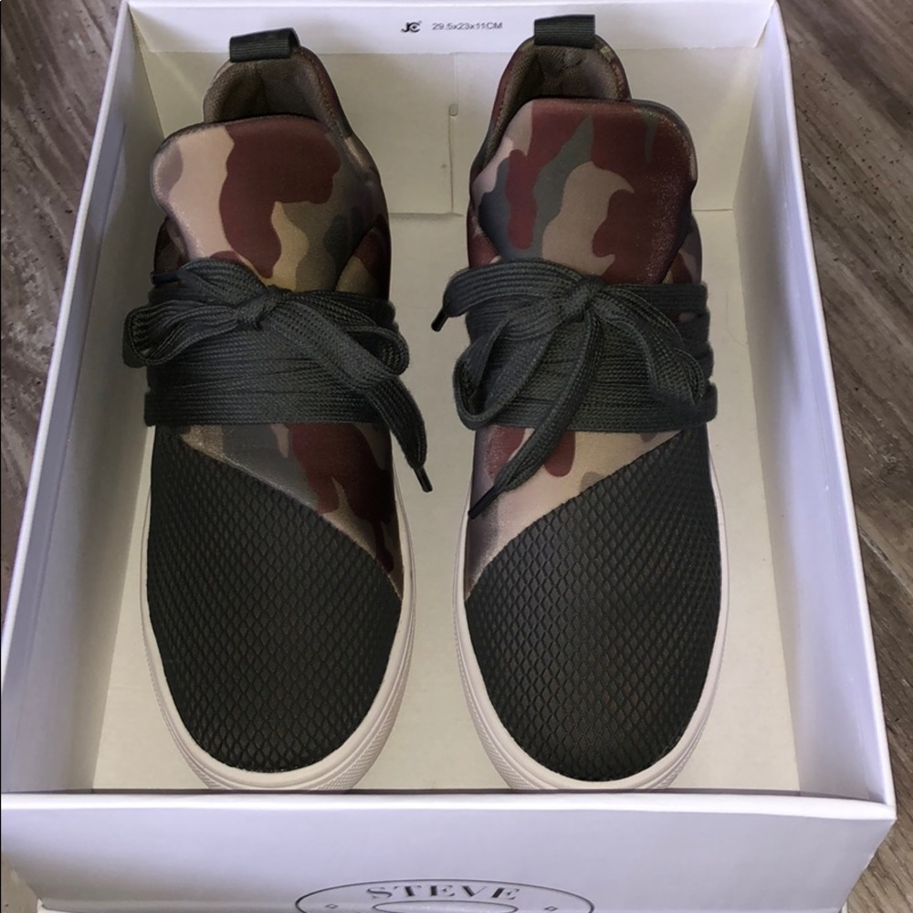 steve madden rare camouflage lancer sneaker.